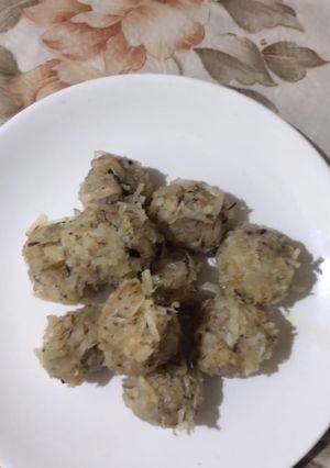 फ्रेश नारियल के लड्डू (fresh nariyal ke ladoo recipe in Hindi) रेसिपी मुख्य फोटो