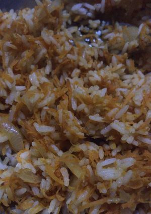 Una foto de Arroz con zanahoria y cebolla 🧡