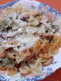 Farfalle con salmón y bacon