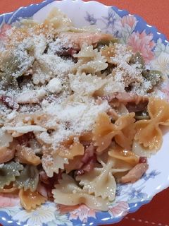 Una foto de Farfalle con salmón y bacon