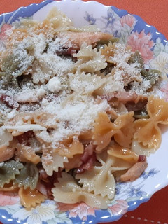 Una foto de Farfalle con salmón y bacon