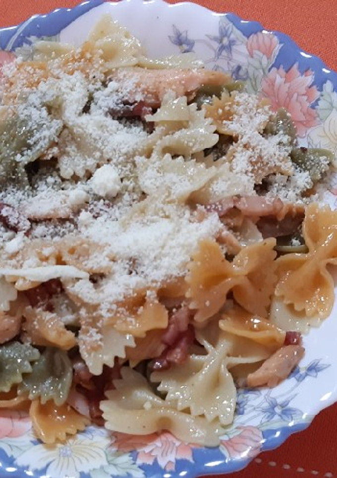 Una foto de Farfalle con salmón y bacon