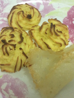 Una foto de Patatas duquesa con teja de mozzarella