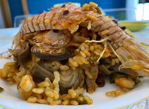 Una foto de Arroz con galeras, alcachofa y sepia