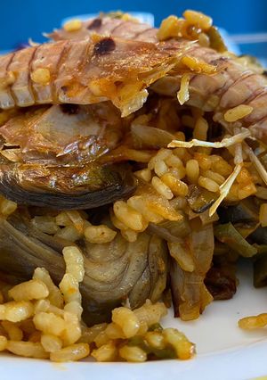 Una foto de Arroz con galeras, alcachofa y sepia