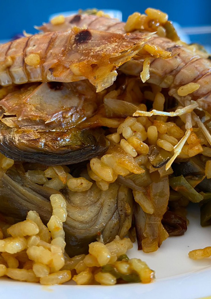 Una foto de Arroz con galeras, alcachofa y sepia