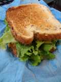 Sándwich de atún y granos de elote
