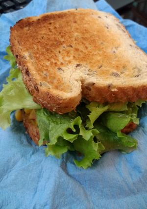 Una foto de Sándwich de atún y granos de elote