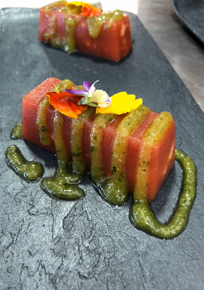 Una foto de Terrine de tomate confitado con queso de Cabra al pesto