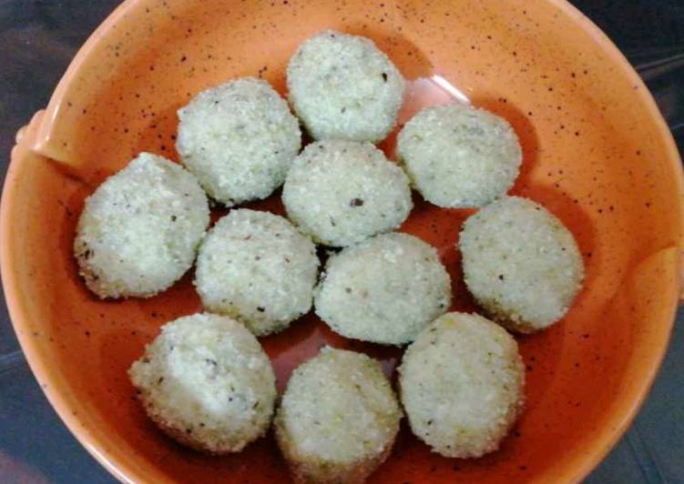 Steps to Make Semolina Coconut Laddus