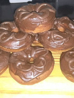 Una foto de Donas bañadas.