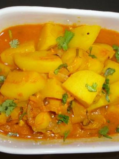 147 உருளைக்கிழங்கு & amp; கேரட் கறி செய்முறை முக்கிய புகைப்படம்