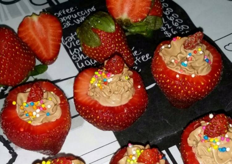 Langkah Mudah untuk Menyiapkan Chocolate Cheesecake Stuffed Strawberry yang Bisa Manjain Lidah