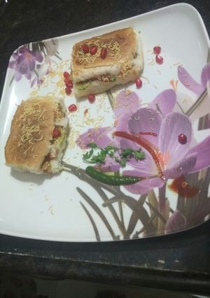 A picture of Kachchi dabeli.