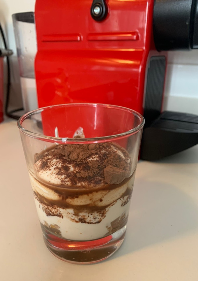 Una foto de Tiramisú saludable, bajo en grasa y súper rápido