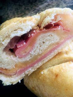 Una foto de 🥖PAN🥖 RELLENO DE JAMON 🥓 Y DOS QUESOS 🧀 (en horno eléctrico)