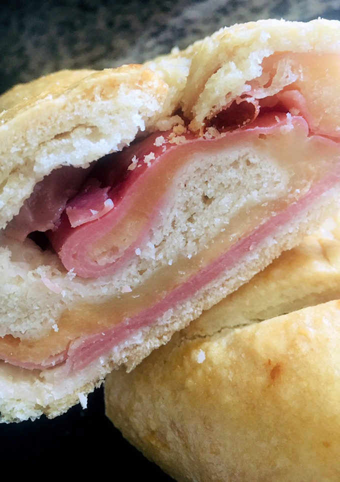 Una foto de 🥖PAN🥖 RELLENO DE JAMON 🥓 Y DOS QUESOS 🧀 (en horno eléctrico)