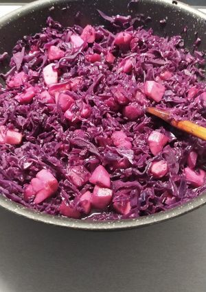 Párolt lila káposzta almával recept fotója
