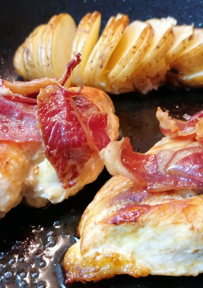 Una foto de Pechugas de pollo al horno con patatas hasselback y jamón