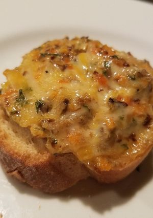 Hình của món Bánh mì nướng sốt tôm cua.