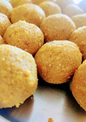 दरदरे बेसन ड्राई फ्रूट लड्डू रेसिपी मुख्य फोटो