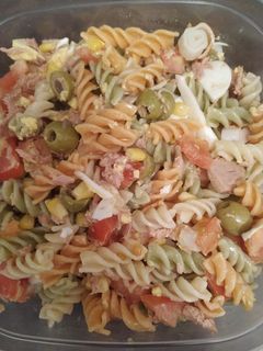 Una foto de Ensalada de pasta 🥗🍝