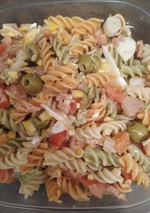 Una foto de Ensalada de pasta 🥗🍝
