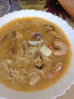 Una foto de Sopa de pescado y marisco