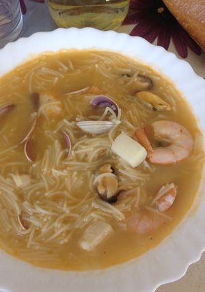 Una foto de Sopa de pescado y marisco
