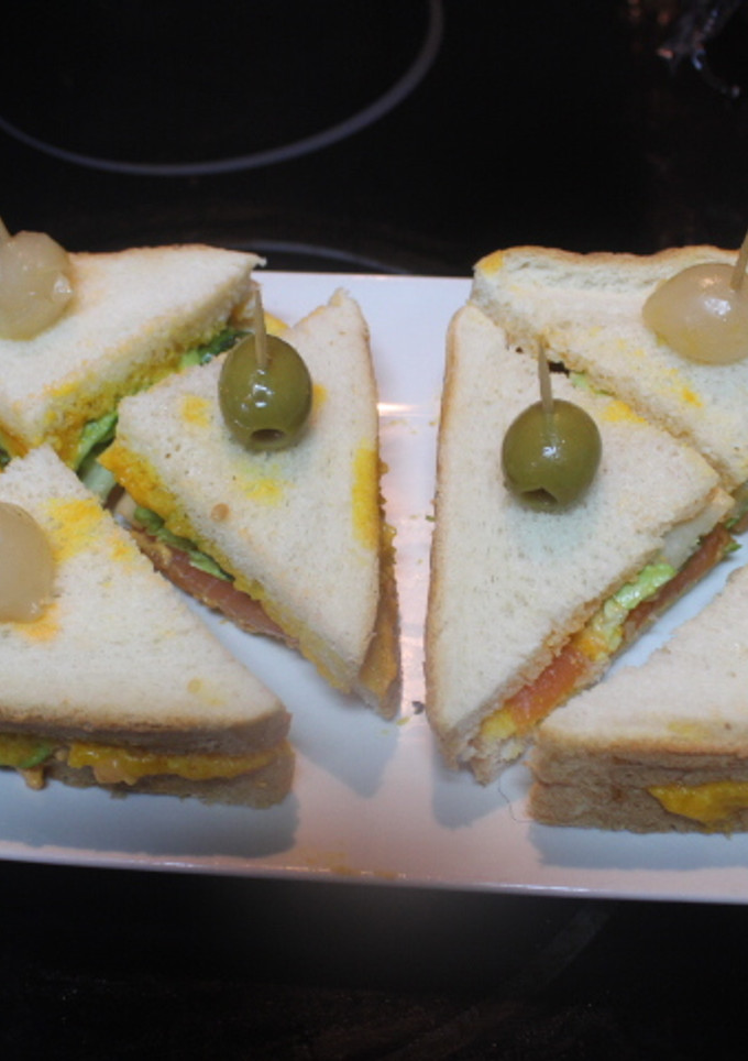 Una foto de Triángulos de salmón, 2 salsas