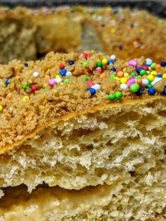 Una foto de PAN Relleno con Crema Pastelera y Maní.🍩..!