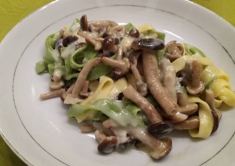 Pasta paglia e fieno con funghi e crema di gorgonzola