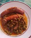Salchichas frescas con champiñones y guisantes