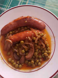 Una foto de Salchichas frescas con champiñones y guisantes