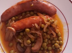 Foto principal de Salchichas frescas con champiñones y guisantes