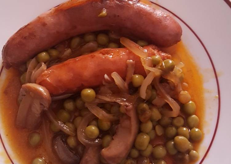 Salchichas frescas con champiñones y guisantes