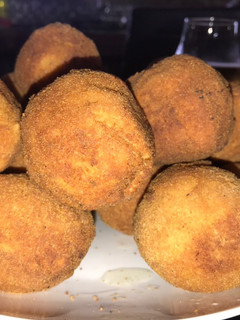 Una foto de Croquetas de arroz con pollo