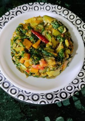 A picture of Palak, Veggies Dry Curry.