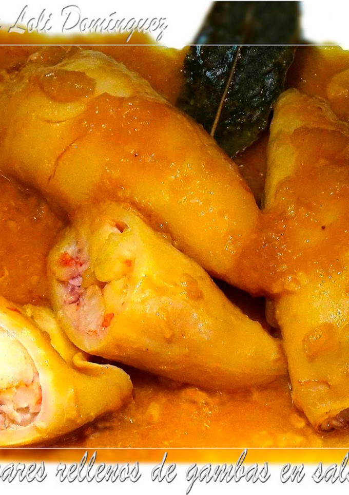 Una foto de Calamares rellenos de gambas en salsa de cebolla