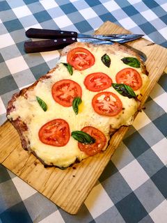 Una foto de Malaya a la pizza (pizza en malaya)