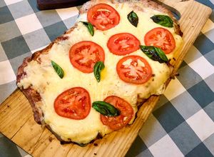 Una foto de Malaya a la pizza (pizza en malaya)