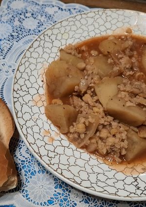 Una foto de Potaje de garbanzos, papa y arroz