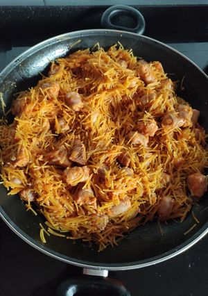Una foto de Fideos con salchichas frescas de cerdo y pavo