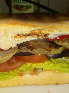 Una foto de Sándwich Vegetariano saludable de verduras grilladas