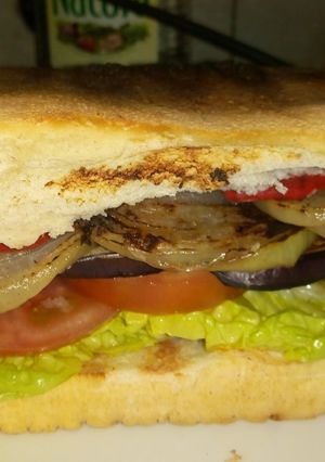 Una foto de Sándwich Vegetariano saludable de verduras grilladas