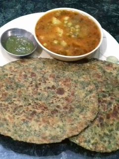 कच्चा बथुए का पराठा (Raw bathua ka paratha recipe in hindi) रेसिपी मुख्य फोटो