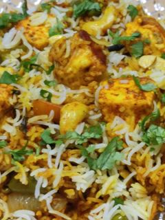 शाही मटर पनीर बिर्याणी(shahi mutter paneer biryani recipe in marathi) रेसिपी चे मुख्य फोटो