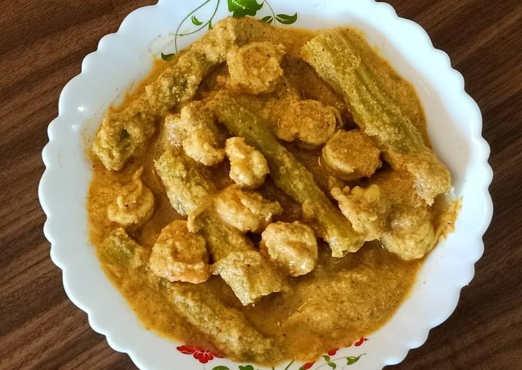 My Favorite Drumsticks and prawns curry