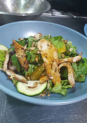 Una foto de Ensalada de pollo tai