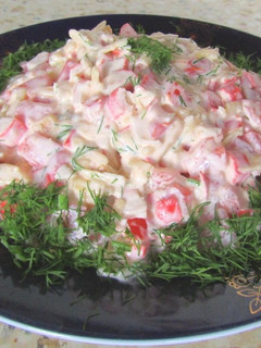 Фото Салат с крабовыми палочками, сыром и помидорами.